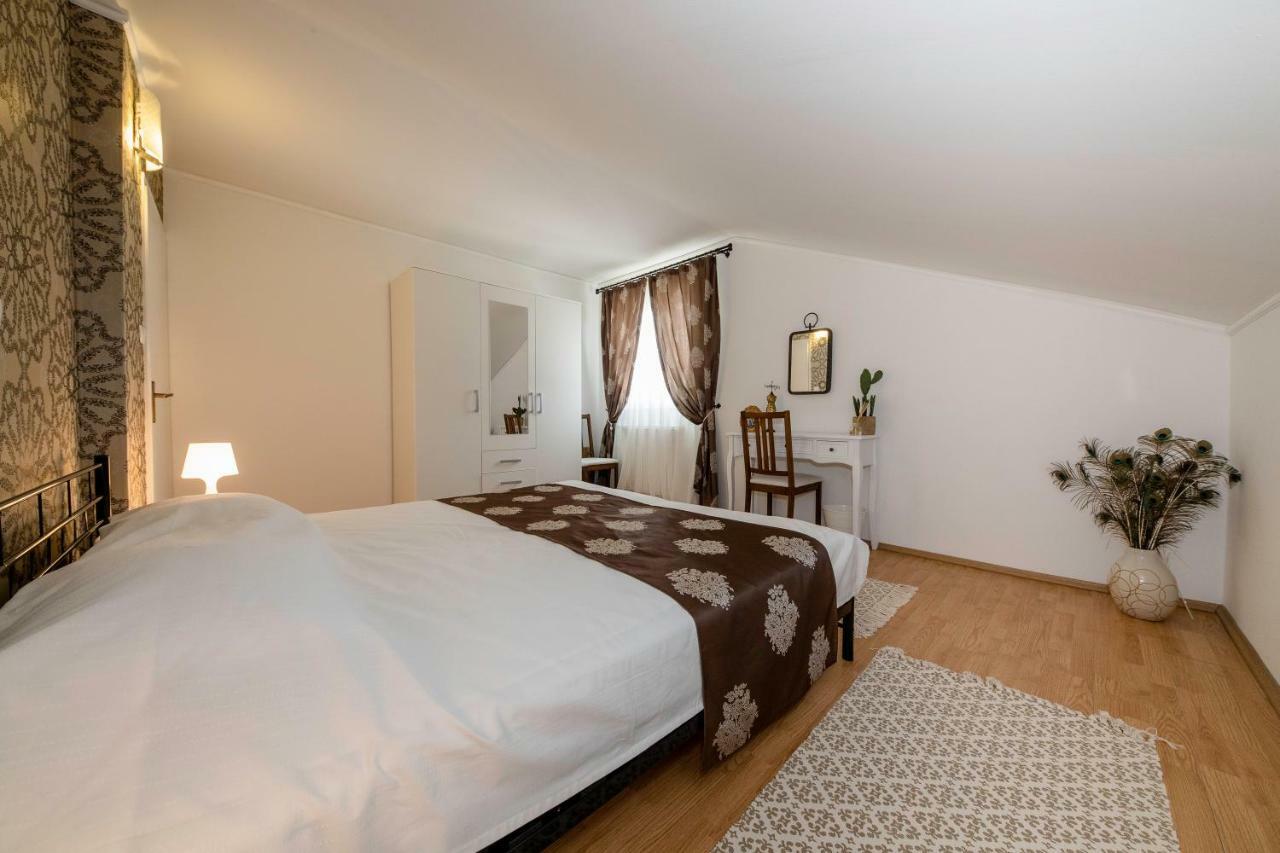Apartmani Godinic Palit Εξωτερικό φωτογραφία